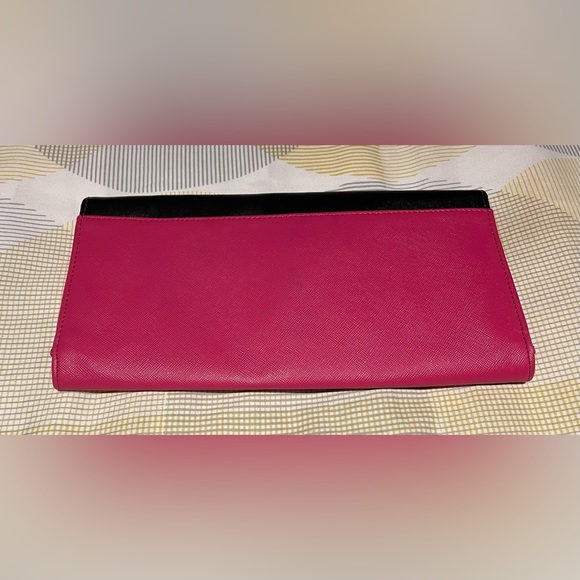 GUESS | Travel Clutch | NEW - Picture 3 of 4